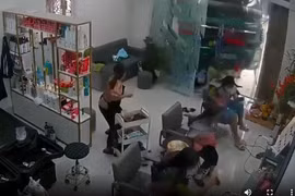 Camera quay lại cảnh 4 phụ nữ đang gội đầu may mắn thoát chết 