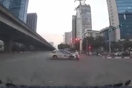 Vượt đèn đỏ ngã tư cô gái bị taxi tông văng xa 