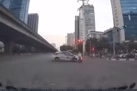 Vượt đèn đỏ ngã tư cô gái bị taxi tông văng xa 