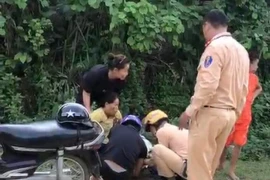 Người phụ nữ sinh con ngay bên lề đường 