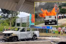 Tông người rồi vào bên trong chốt cửa đốt ô tô tự tử 