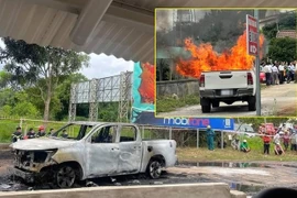 Tông người rồi vào bên trong chốt cửa đốt ô tô tự tử 