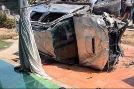 Hai người nghi trộm chó bị ô tô tông văng vào hàng rào chết tại chỗ