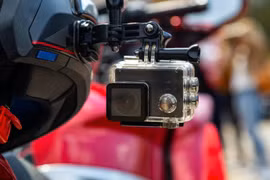 Bắt 73 triệu xe máy lắp camera hành trình liệu có hợp lý?