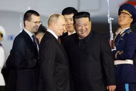 Clip ông Kim Jong-un đón Tổng thống Putin lúc 3h sáng tại sân bay 