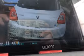 Hai tài xế ô tô ở Hà Nội đấm nhau túi bụi khiến giao thông ùn tắc 