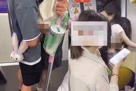 Đôi nam nữ thò tay vào người nhau, làm chuyện 'nhạy cảm' trên tàu điện đông người