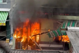 Cháy dãy trọ cho người thuê chờ khám bệnh khiến 2 cô gái chết