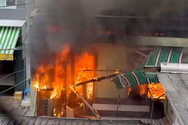 Cháy dãy trọ cho người thuê chờ khám bệnh khiến 2 cô gái chết