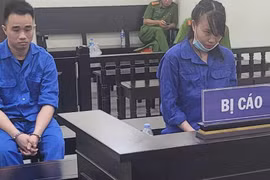 Vợ chồng bảo mẫu dùng băng dính bịt miệng bé gái hơn 1 tuổi suýt mất mạng