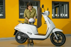 VinFast tặng quà Valentine cho khách hàng mua xe máy điện