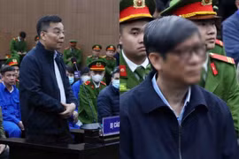 Hình ảnh 2 cựu Bộ trưởng Nguyễn Thanh Long và Chu Ngọc Anh trước tòa 