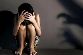 Người đàn ông dâm ô bé gái 8 tuổi, chỉ dừng lại khi nghe tiếng con trai