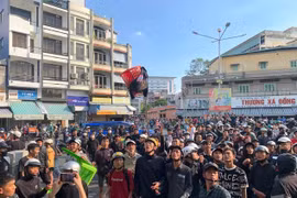 1.000 người chờ giật 'cô hồn' trước nhà thuốc ở TP HCM 