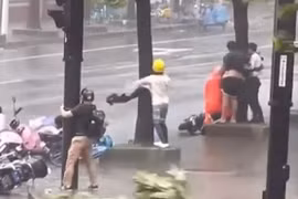 Clip người dân bỏ xe, ôm chặt gốc cây giữa trời mưa bão