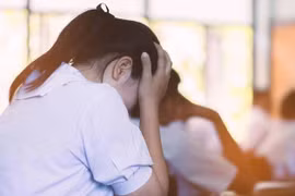 Thầy giáo 52 tuổi 2 lần dẫn nữ sinh lớp 5 vào phòng vệ sinh rồi sờ soạng