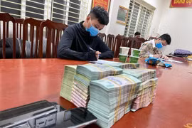 2 mẹ con 'nướng' hơn 240 tỷ đồng vào trò đánh bạc trên mạng 