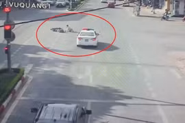 Bất chấp nguy hiểm CSGT lao mình cản người đi xe máy vào đường ưu tiên