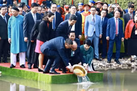 Chủ tịch nước và phu nhân cùng kiều bào thả cá tiễn ông Táo, dâng hương ở Điện Kính Thiên