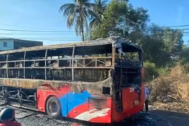 Đồng Nai: Điều tra xe khách chạy rụi trên quốc lộ lúc rạng sáng