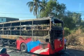 Đồng Nai: Điều tra xe khách chạy rụi trên quốc lộ lúc rạng sáng