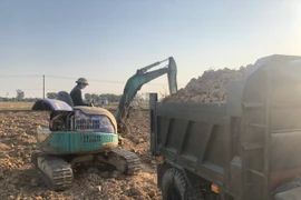 Hải Dương: Người dân thuê máy xúc khai thác đất ruộng trái phép về bán