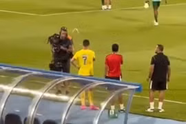  Không ghi bàn 7 trận liên tiếp, Ronaldo bực bội hắt nước vào phóng viên