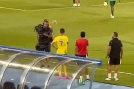  Không ghi bàn 7 trận liên tiếp, Ronaldo bực bội hắt nước vào phóng viên