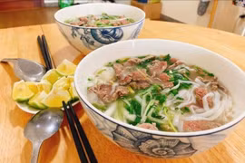 Vắt chanh vào bún, phở khi nóng có thể gây mất vitamin C?