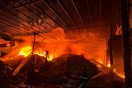 Hải Phòng: Một cảnh sát bị thương khi cứu hỏa tại một nhà xưởng