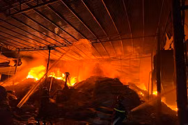 Hải Phòng: Một cảnh sát bị thương khi cứu hỏa tại một nhà xưởng