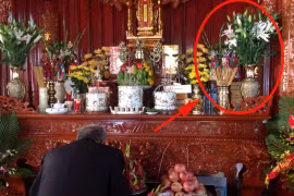 Đặt lọ hoa trên bàn thờ như thế nào cho đúng?