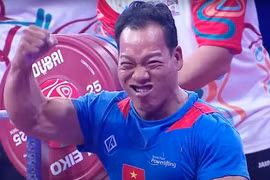 Chiến thắng kịch tính của lực sĩ Lê Văn Công để đoạt HCV thế giới