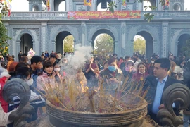 Hải Dương: Hàng nghìn du khách đổ về đền Tranh… vẫn còn cảnh ngán ngẩm