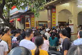 Cảnh người dân xếp hàng mua bánh Trung thu nổi tiếng ở Hải Phòng