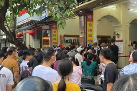 Cảnh người dân xếp hàng mua bánh Trung thu nổi tiếng ở Hải Phòng