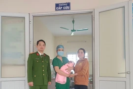 Hải Dương: Bé trai sơ sinh bị bỏ rơi tại điếm canh đê xã Tuấn Việt