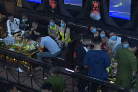 Cận cảnh công an kiểm tra Ruby Club 18, bắt DJ Thái Hoàng 