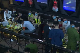 Cận cảnh công an kiểm tra Ruby Club 18, bắt DJ Thái Hoàng 