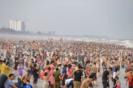 Thay vì phát triển du lịch mùa hè, sao không phát triển quanh năm?