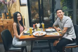 Khoảnh khắc lãng mạn của Đoàn Văn Hậu - Doãn Hải My trong ngày đặc biệt