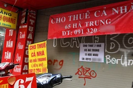 Hàng loạt cửa hàng ở tuyến phố vàng Hà Nội rao vặt tìm khách thuê