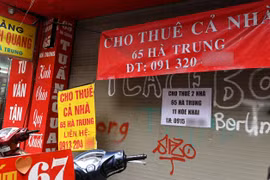 Hàng loạt cửa hàng ở tuyến phố vàng Hà Nội rao vặt tìm khách thuê