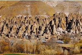 Ngôi làng "vách đá" giống tổ mối, là điểm du lịch đáng ghé thăm 