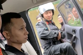 Bắt đối tượng truy nã đặc biệt nguy hiểm cố thủ trong nhà nghỉ, có súng