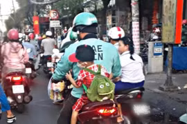 Bài đăng về cậu bé ngoan ngồi sau lưng ba được nhiều người chia sẻ