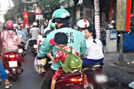 Bài đăng về cậu bé ngoan ngồi sau lưng ba được nhiều người chia sẻ