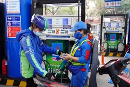 Điều hành giá xăng dầu: Liên Bộ “đá bóng” … “cha chung ai khóc”?