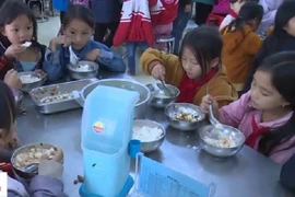 11 học sinh chia nhau 2 gói mì: Hiệu trưởng từ chức, có hết trách nhiệm?