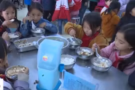 11 học sinh chia nhau 2 gói mì: Hiệu trưởng từ chức, có hết trách nhiệm?